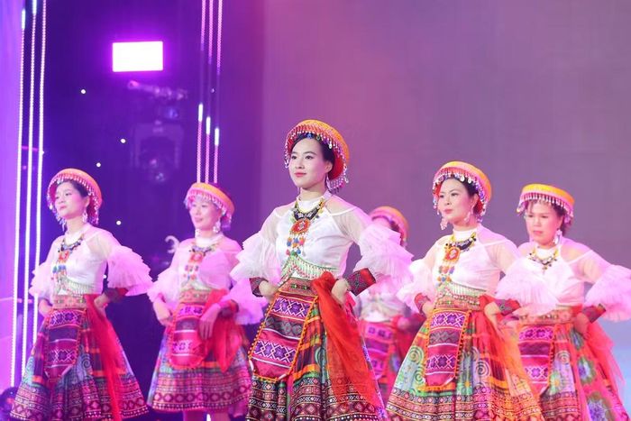 Sự đầu tư nghiêm túc về mặt đạo cụ, âm nhạc và biên đạo múa thể hiện tâm huyết của tập thể nữ cán bộ, chiến sĩ Cụm thi đua số 11