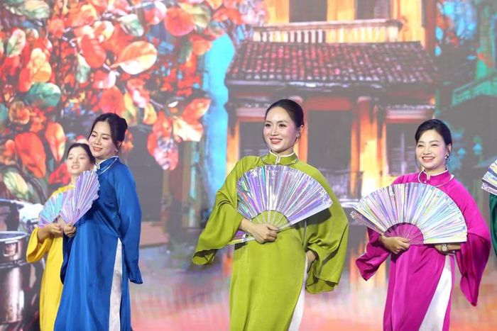Nét mặt rạng rỡ, đầy tự hào của các nữ chiến sĩ khi khoác lên mình tà áo dài truyền thống