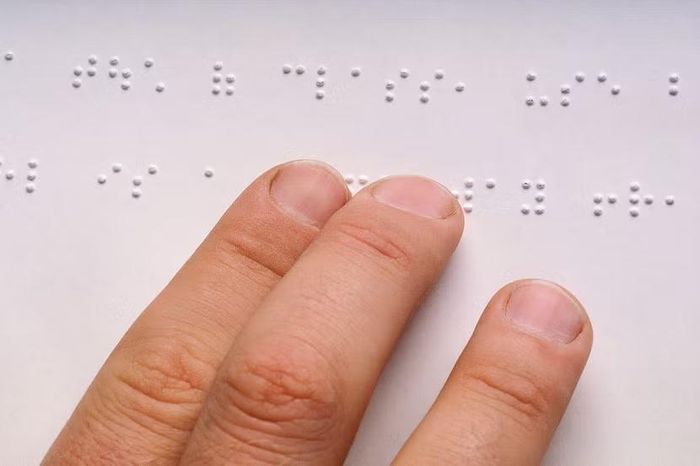 Quy định mới sẽ bảo đảm học sinh khuyết tật nhìn được tiếp cận kiến thức theo cùng mục tiêu và yêu cầu học tập với học sinh sử dụng sách giáo khoa bản in thông thường.