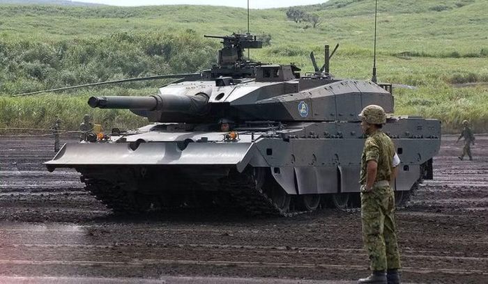 Xe tăng Type 10 được trang bị pháo nòng trơn 120 mm L/44 do công ty Steel Works của Nhật chế tạo. Ngoài ra, nó còn được trang bị súng máy M2HB 12,7 mm, súng máy 7,62 mm Type 74.