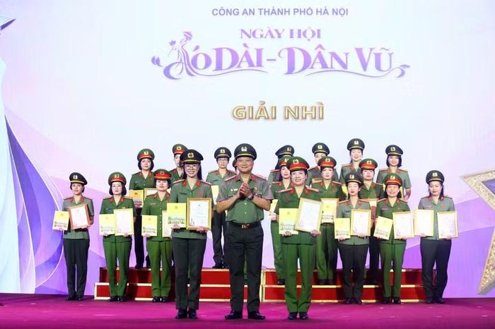 Đại tá Trần Văn Hoá, Trưởng phòng Công tác Chính trị - CATP Hà Nội trao hai giải Nhì cho Cụm thi đua số 9 và Cụm Thi đua số 2