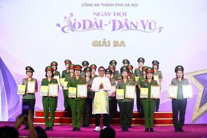 Nhà báo Ngô Bá Lục, Trưởng Ban Giám khảo trao giải cho các Cụm thi đua đoạt giải Ba