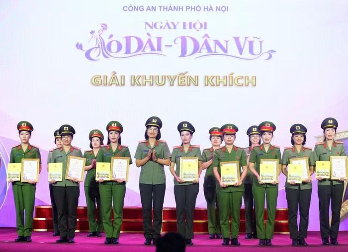 Đại tá Nguyễn Thị Quế - Trưởng Ban Phụ nữ Công an nhân dân trao giải cho các Cụm Thi đua đoạt giải Khuyến khích