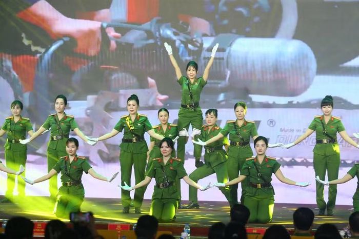 Ở phần thi đồng diễn dân vũ, 21 Cụm thi đua với những sắc màu khác nhau, tạo nên những màn trình diễn với nhịp điệu khỏe khoắn, tự tin