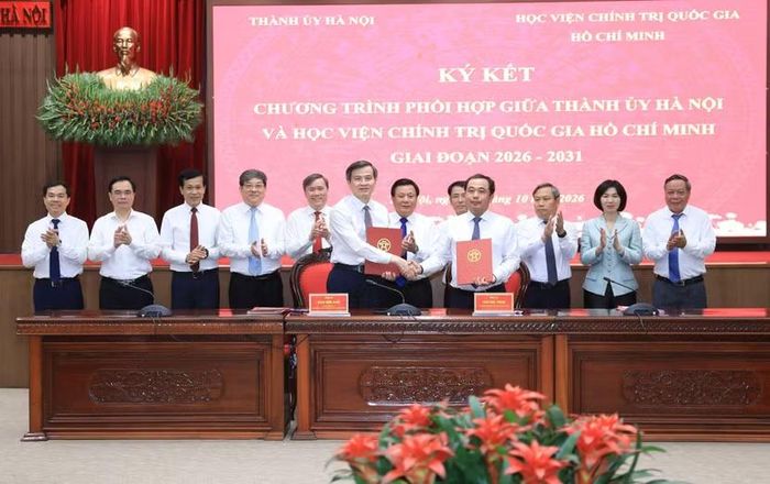 Bí thư Thành ủy Hà Nội Trần Đức Thắng và PGS.TS Đoàn Minh Huấn, Giám đốc Học viện quốc gia Hồ Chí Minh ký kết Chương trình phối hợp giai đoạn 2026 – 2031