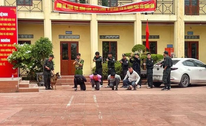  Phòng Cảnh sát cơ động phối hợp tổ chức diễn tập thực binh xử trí tình huống A2, tái chiếm mục tiêu, giải cứu con tin tại phường Nam Triệu 