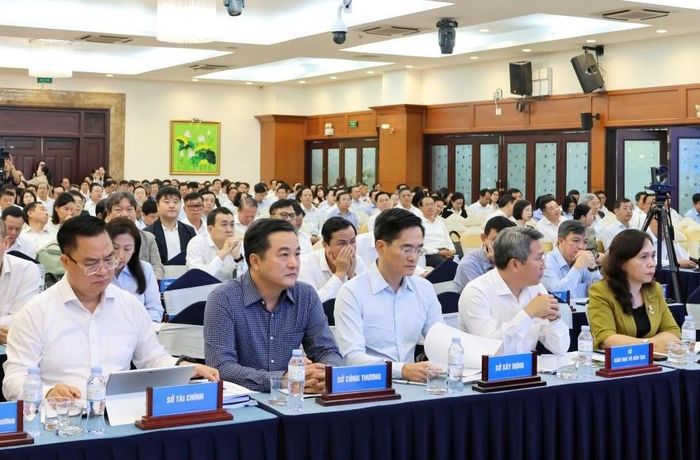 Lãnh đạo sở, ngành trên địa bàn thành phố tham dự hội nghị. Ảnh: UB