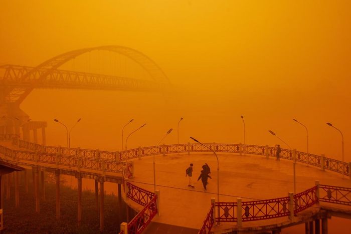 Người dân đi lại trong lớp khói mù dày đặc từ các vụ cháy rừng ở Palangkaraya, Trung Kalimanta, Indonesia. Nguồn: EPA.