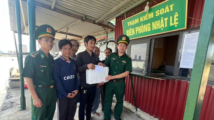Cán bộ Đồn Biên phòng Nhật Lệ thăm hỏi, động viên và trao quà hỗ trợ các ngư dân gặp sự cố trên biển. Ảnh: BPQT.