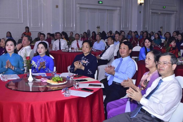 Lãnh đạo tỉnh Tuyên Quang cùng các đại biểu dự buổi Gặp mặt.