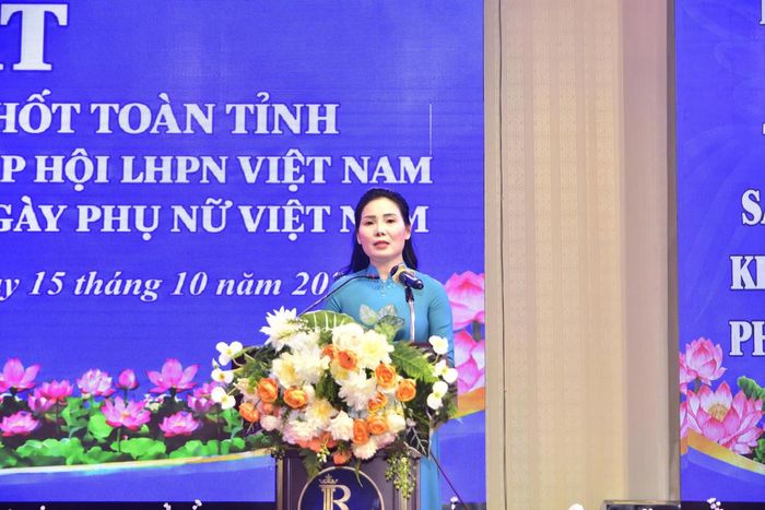  Bà Âu Thị Mai, Phó Chủ tịch Ủy ban MTTQ Việt Nam tỉnh, Chủ tịch Hội Liên hiệp Phụ nữ tỉnh Tuyên Quang phát biểu tại buổi Gặp mặt.