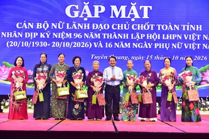 Bí thư Tỉnh ủy Tuyên Quang Hầu A Lềnh tặng hoa chúc mừng nữ lãnh đạo tỉnh, nguyên lãnh đạo tỉnh.