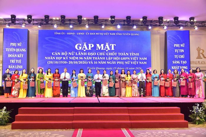 Lãnh đạo tỉnh Tuyên Quang tặng hoa chúc mừng các nữ lãnh đạo tại buổi Gặp mặt.