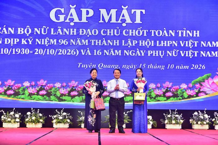 Bí thư Tỉnh ủy Tuyên Quang Hầu A Lềnh tặng hoa, quà cho các nữ lãnh đạo.