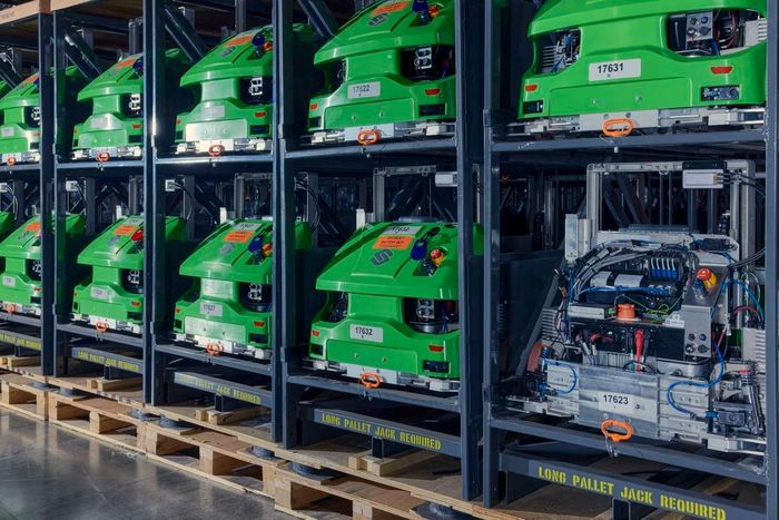  Những robot nhỏ có bánh xe, được trang bị cảm biến chuyển động và cảm biến tránh vật cản, đang chờ được lắp đặt tại nhà kho Seymour của Walmart. Ảnh: Wall Street Journal. 