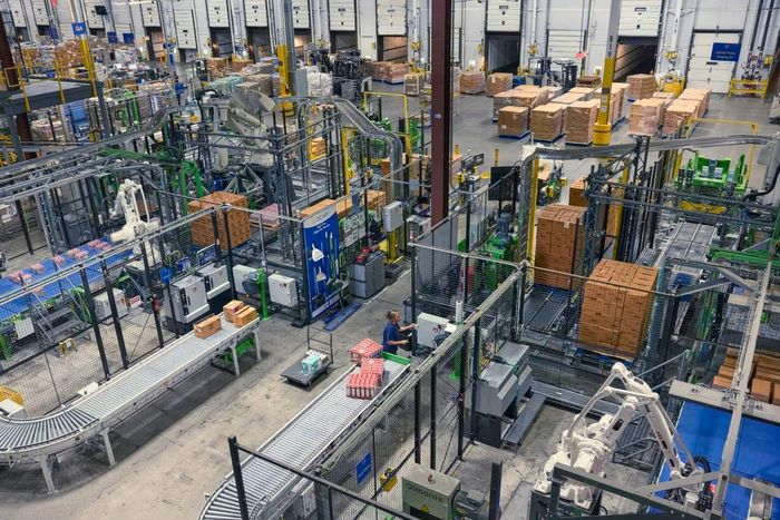  Robot đã được đưa vào sử dụng tại nhà kho Seymour của Walmart để hỗ trợ di chuyển các thùng hàng vào kho. Ảnh: Wall Street Journal. 