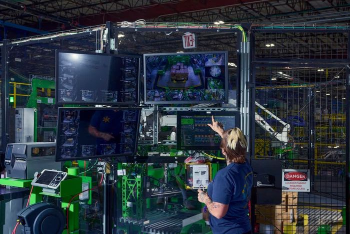  Hệ thống tự động giúp tạo thêm các công việc mới tại nhà kho, chuyên vận hành robot và phần mềm. Ảnh: Wall Street Journal. 