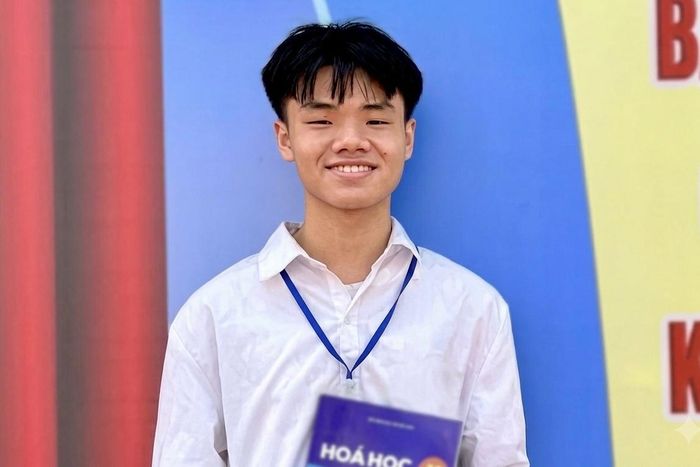 Trần Minh Tuấn là học sinh lớp 11A1, trường THPT Mỹ Đức B - trường ngoại thành ở Hà Nội.