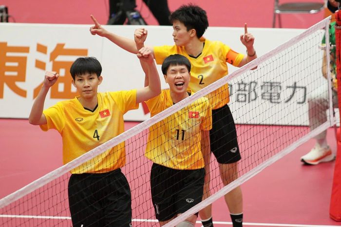Ngọc Yến giơ cao lá cờ Việt Nam sau khi giành chiến thắng trước tuyển Thái Lan tại ASIAD 20 ngày 3/10. Ảnh: Bùi Lượng, NVCC.