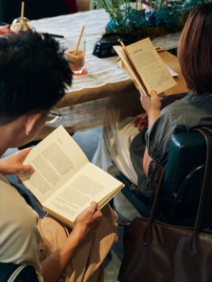 Văn hóa đọc đang dần trở lại với hình hài mới mẻ và tươi trẻ hơn. Nguồn ảnh: The Bookclub Gathering.