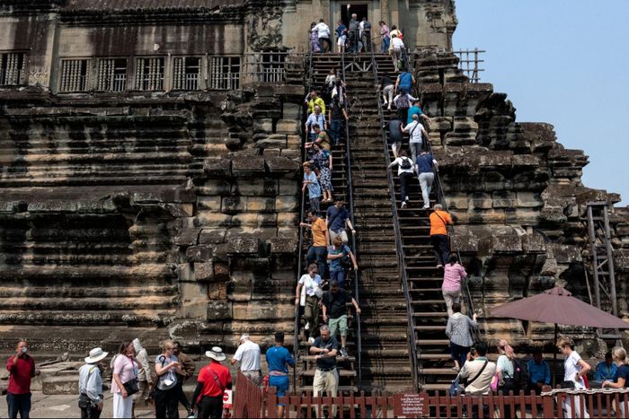  Du khách xếp hàng tham quan khu di tích Angkor Wat, Campuchia, năm 2023. Ảnh: Reuters.