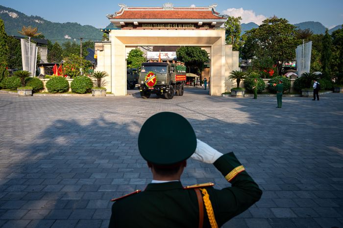  Đoàn xe đưa các hài cốt liệt sĩ tiến vào Nghĩa trang Liệt sĩ Vị Xuyên sau hành trình dài 40 km. 