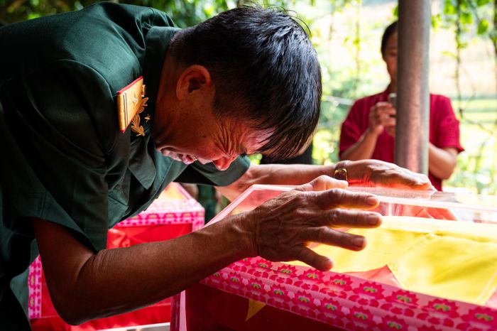  "Mỗi khi đội tìm kiếm, quy tập hài cốt liệt sĩ báo tin, tôi lại vỡ òa nói với vợ rằng đồng đội của mình lại có thêm người được về nhà rồi", ông Hùng xúc động nói. 