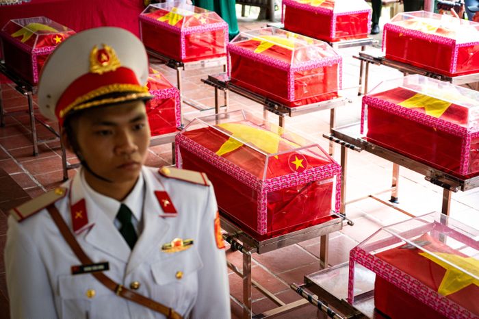  “Hôm nay là ngày thứ 213 trên 500 ngày của chiến dịch. Thời gian không còn nhiều, chúng tôi đang chạy đua với thời gian, tận dụng mùa khô để tìm lại tất cả vị trí có thông tin do cựu chiến binh cung cấp và theo hồ sơ các trận đánh để lại. Là những người trực tiếp đi tìm các bác, các chú, các anh, chúng tôi rất xúc động. Khi các liệt sĩ được lấy mẫu sinh học ADN và trùng khớp với mẫu vật phẩm, chúng tôi mong góp một phần nhỏ vào việc rút ngắn thời gian chờ đợi khắc khoải của các gia đình có thân nhân liệt sĩ trên cả nước”, thượng tá Nguyễn Hữu Tiệp chia sẻ. 
