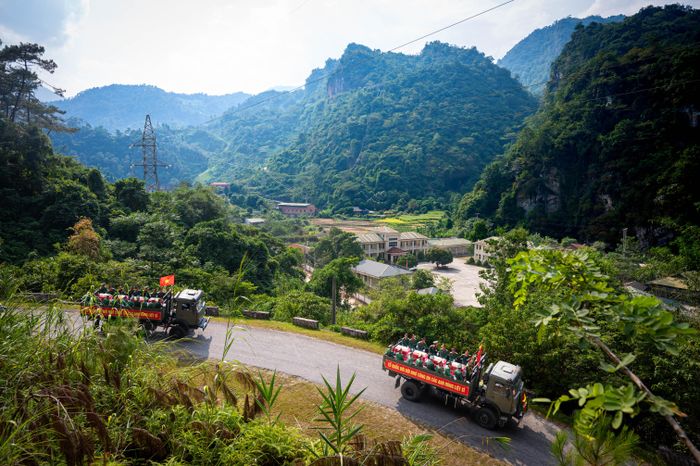  Đoàn xe đưa hài cốt liệt sĩ di chuyển trên quãng đường 40 km, từ xã Thanh Thủy tới Nghĩa trang Liệt sĩ Vị Xuyên. Đội hình gồm các phương tiện dẫn đường, xe chỉ huy, xe chở hài cốt liệt sĩ cùng lực lượng làm nhiệm vụ bảo đảm an ninh, trật tự 