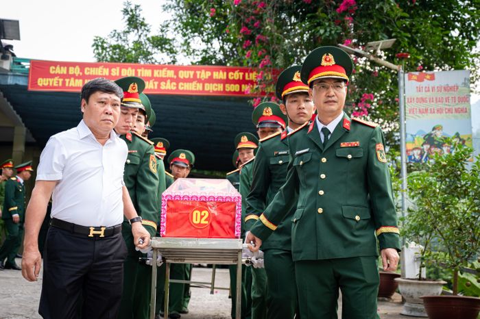  Sau nghi thức dâng hương, mặc niệm và tiễn biệt, các hài cốt liệt sĩ lần lượt được đưa lên xe, bắt đầu hành trình về Nghĩa trang Liệt sĩ quốc gia Vị Xuyên. 