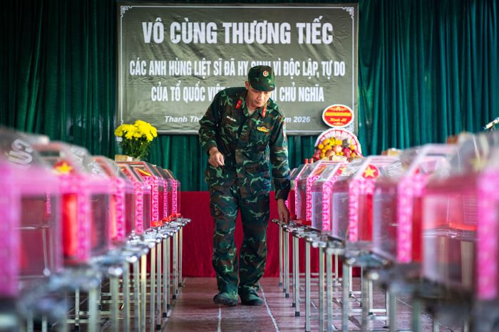Từ sáng 14/10, hài cốt 93 liệt sĩ được lực lượng chức năng đặt trong các hòm kính. Mỗi hài cốt có ghi thông tin tọa độ và ngày tìm thấy cụ thể.