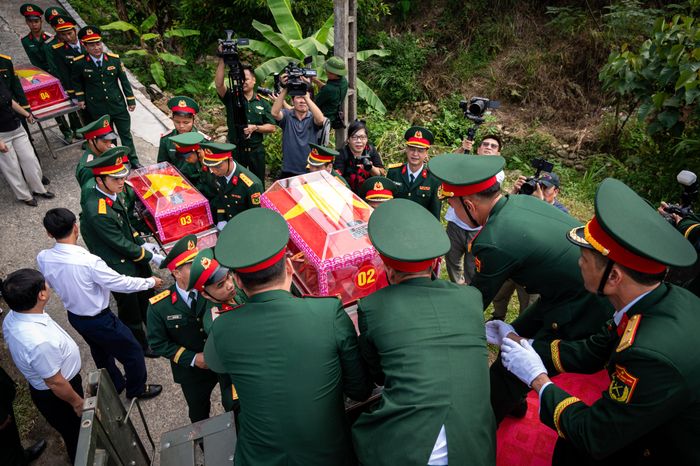  Lực lượng chức năng cùng các cựu chiến binh đưa hài cốt liệt sĩ lên xe, chuẩn bị di chuyển về Nghĩa trang Liệt sĩ Vị Xuyên. 