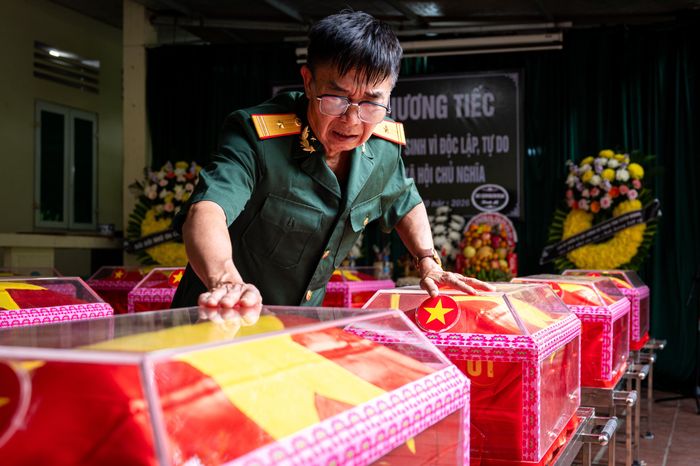  Cựu chiến binh Trịnh Xuân Hùng, nguyên Tiểu đoàn trưởng Tiểu đoàn 5, Trung đoàn 153, Sư đoàn 356, có mặt tiễn đưa đồng đội về nơi an nghỉ cuối cùng. Ông là người trực tiếp chỉ huy Tiểu đoàn 5 trong trận đánh ngày 12/7/1984. 