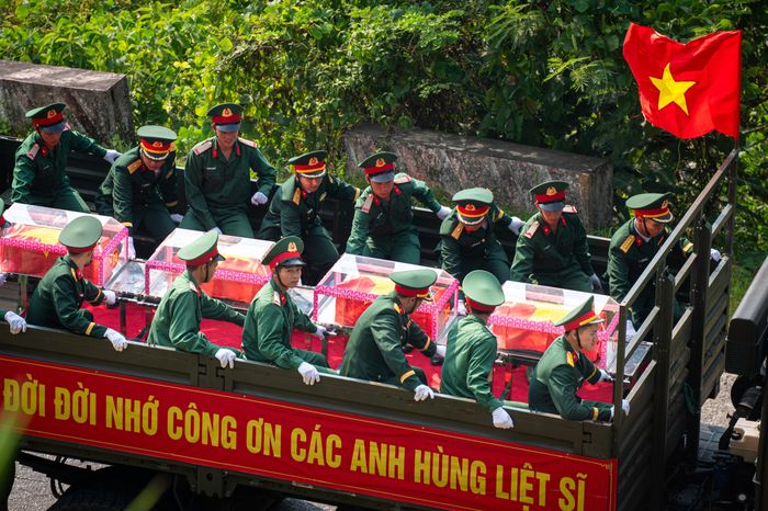  Trên đường di chuyển, các cơ quan, đơn vị dọc tuyến được huy động lực lượng đón đoàn xe chở hài cốt liệt sĩ, đồng thời bảo đảm an ninh, an toàn tại các điểm: ngã ba Thanh Thủy, khu vực chợ Phương Tiến, Quảng trường 26/3, trụ sở phường Hà Giang 1, khu vực chợ Đạo Đức và Nghĩa trang Liệt sĩ Vị Xuyên. 