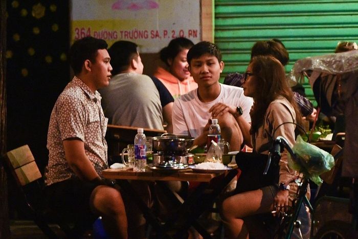  Bàn ăn có thể kéo dài từ tối đến sáng, nhưng thức ăn để ngoài nhiều giờ vẫn tiềm ẩn nguy cơ mất an toàn do vi sinh vật phát triển. Ảnh: Duy Hiệu. 
