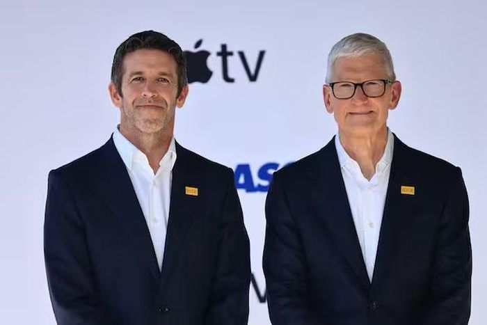 John Ternus sẽ phải gánh vác trọng trách lớn khi thay thế Tim Cook. Ảnh: Reuters.