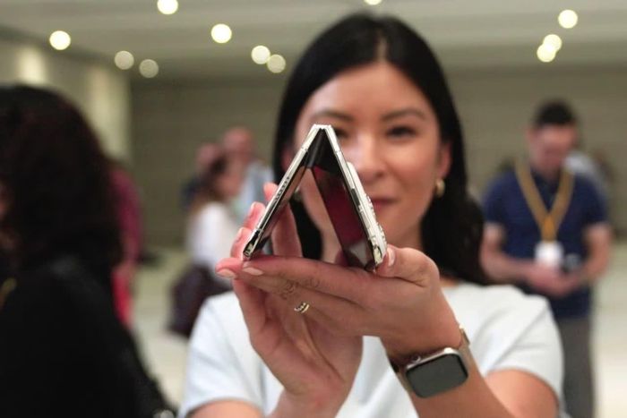 Apple đứng thứ hai với 22% thị phần smartphone, lần đầu vượt mốc 20% trong quý III. Ảnh: WSJ.