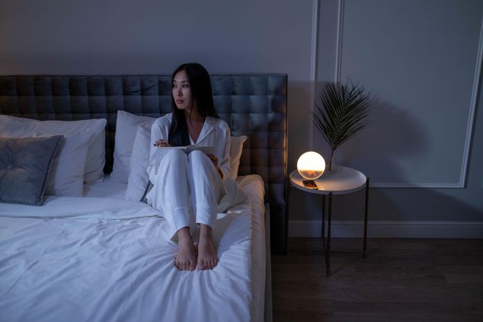  Người trẻ càng cố tối ưu hóa giấc ngủ càng dễ chịu áp lực, thậm chí rơi vào tình trạng ám ảnh về việc ngủ ngon, được gọi là orthosomnia. Ảnh minh họa: Cottonbro Studio/Pexels. 