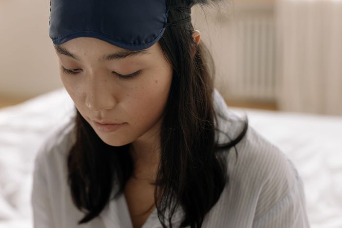 Càng cố ép bản thân phải ngủ ngon, nhiều người càng dễ rơi vào trạng thái căng thẳng, tỉnh táo và khó đi vào giấc ngủ. Ảnh minh họa: Cottonbro Studio/Pexels.