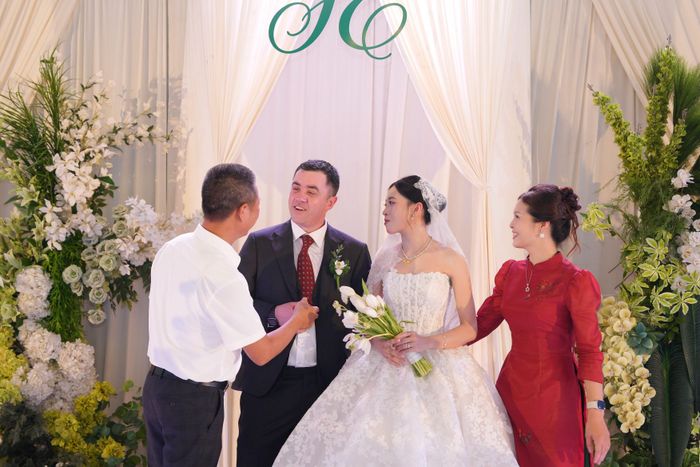  Nhà gái chuẩn bị 140 mâm cỗ, làm thêm gà rán cho khách nước ngoài và nhờ 5 người thân biết song ngữ hỗ trợ giao tiếp. 