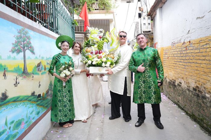 Trong lễ ăn hỏi, đội bê tráp phần lớn là người nước ngoài, cùng mặc áo dài truyền thống và mang 7 tráp lễ đến nhà gái.