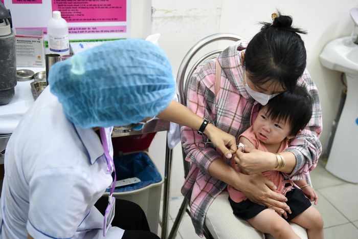  Tiêm vaccine giúp giảm nguy cơ mắc một số bệnh nhiễm trùng đường hô hấp và hạn chế biến chứng. Ảnh: Duy Hiệu.