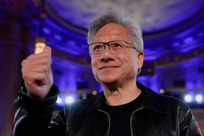  Jensen Huang (Nvidia) dự đoán AI có thể giúp rút ngắn tuần làm việc xuống còn 4 ngày. Ảnh: Kent Nishimura/Reuters. 