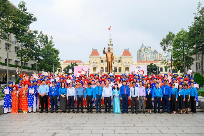 Sáng 15/10, 52 cặp đôi tham gia chương trình Lễ cưới tập thể năm 2026 tại TP.HCM. Đây là những đoàn viên công đoàn, thanh niên công nhân, người lao động và các trường hợp có hoàn cảnh khó khăn đang sinh sống, học tập, làm việc trên địa bàn thành phố.