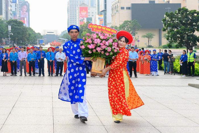Nghi thức dâng hoa tại Công viên Tượng đài Chủ tịch Hồ Chí Minh là hoạt động ý nghĩa trong ngày cưới tập thể, thể hiện lòng thành kính, biết ơn đối với Chủ tịch Hồ Chí Minh.