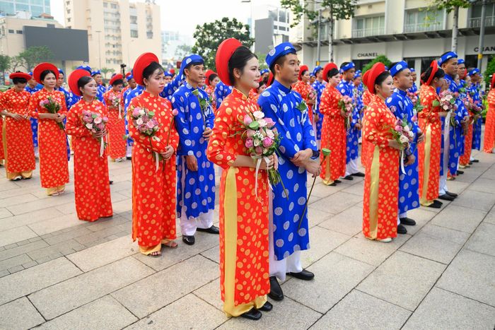 Trong trang phục cưới, các cô dâu, chú rể cùng tham gia những hoạt động trong khuôn khổ chương trình. Với nhiều cặp đôi, đây là dịp đánh dấu cột mốc quan trọng sau quãng thời gian gắn bó, cùng nhau xây dựng cuộc sống.