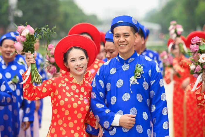 "Trước đây, tôi mong muốn tổ chức lễ cưới để đánh dấu chặng đường bên nhau, nhưng vẫn còn nhiều điều phải lo toan trong cuộc sống. Hôm nay được tham gia chương trình, cùng mọi người trải qua những nghi thức ý nghĩa, tôi và bạn đời cảm thấy rất vui, hạnh phúc", anh Minh Danh chia sẻ.