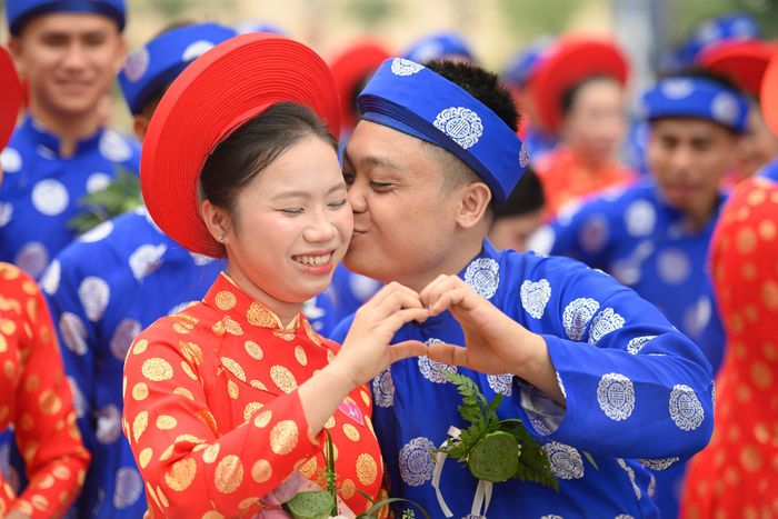 Các cặp đôi thể hiện tình cảm trong ngày cưới đặc biệt.