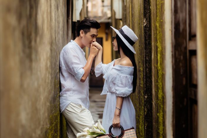 Đôi khi sự bất ngờ, bí ẩn có tác dụng trong một mối quan hệ đang nhạt dần. Ảnh: Trần Long/Pexels.