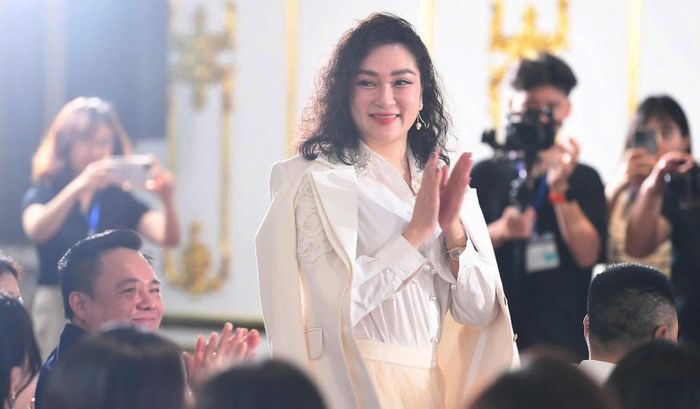 Hình ảnh hoa hậu khi ngồi ghế giám khảo Hoa hậu Việt Nam. Cô theo đuổi phong cách thời trang thanh lịch nhưng không kém phần gợi cảm. Nguyễn Thị Huyền phối thêm phụ kiện và tạo kiểu tóc uốn xoăn để mang lại sự mới mẻ cho tổng thể trang phục. Ảnh: BTC.